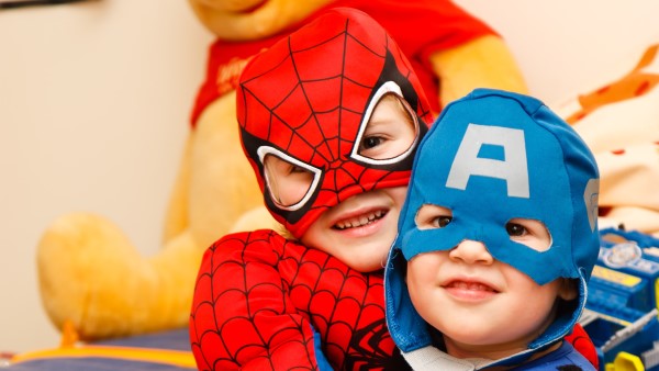 Zwei Kinder sind als Superhelden verkleidet.