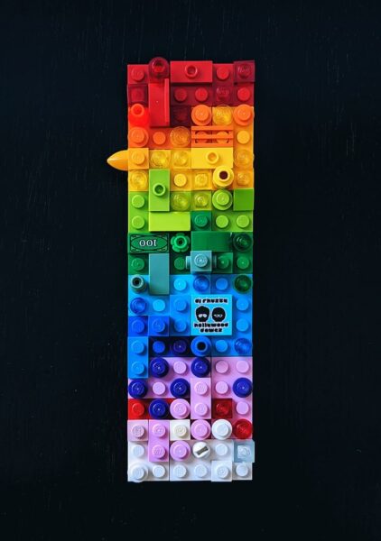 Ein regenbogenfarbenes Gebilde aus LEGO Bausteinen