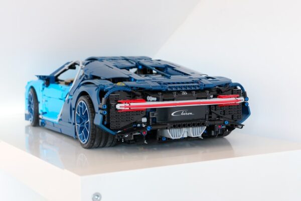 Die Rückseite eines blauen und schwarzen Autos aus LEGO Steinen