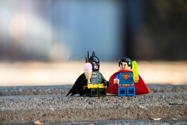 Zwei LEGO-Figuren: Batman und Superman haben Eis in der Hand