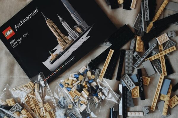 Eine Verpackung von LEGO Architecture liegt neben den ausgepackten LEGO Steinen