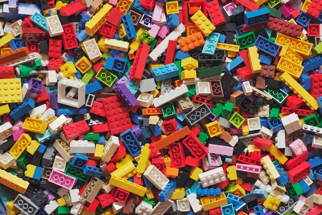Viele bunte LEGO Steine auf einem Fleck