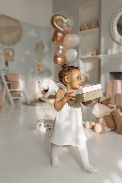 Ein kleines Mädchen hält eine Box in der Hand