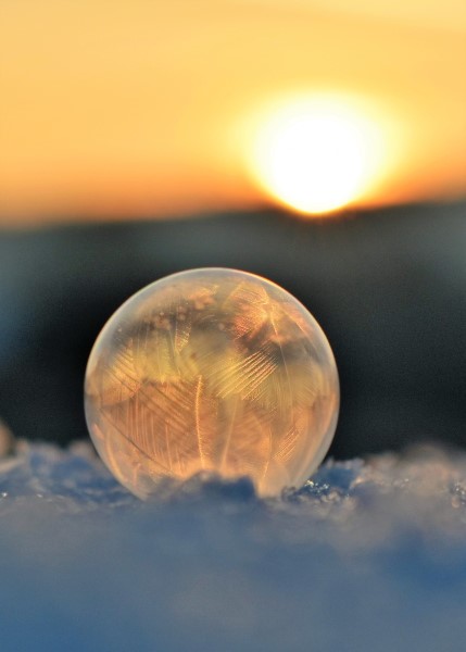 Eine gefrorene Seifenblase zum Sonnenuntergang