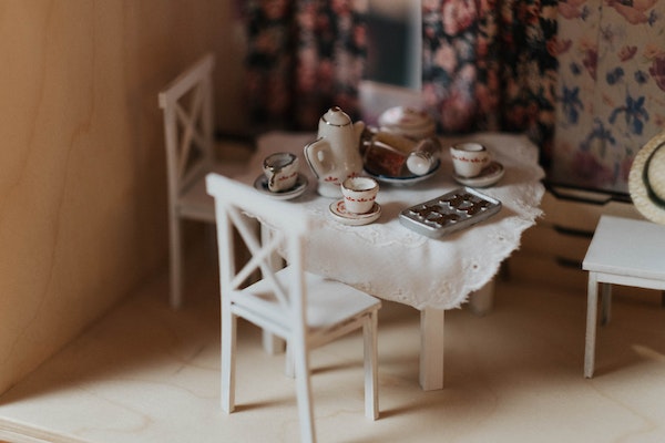 Eine eingerichtete Puppenküche inklusive Teeservice.